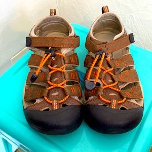 Kids Keens size 4 youth